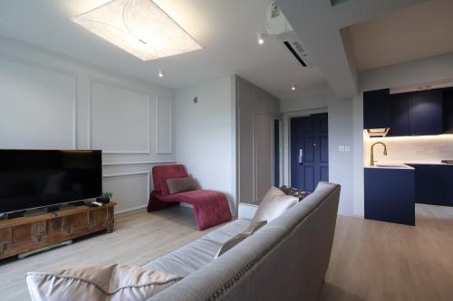 Contemporary Living Room at Resale 4 Room HDB @ Edgedale Plains