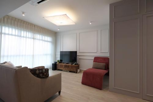 Contemporary Living Room at Resale 4 Room HDB @ Edgedale Plains
