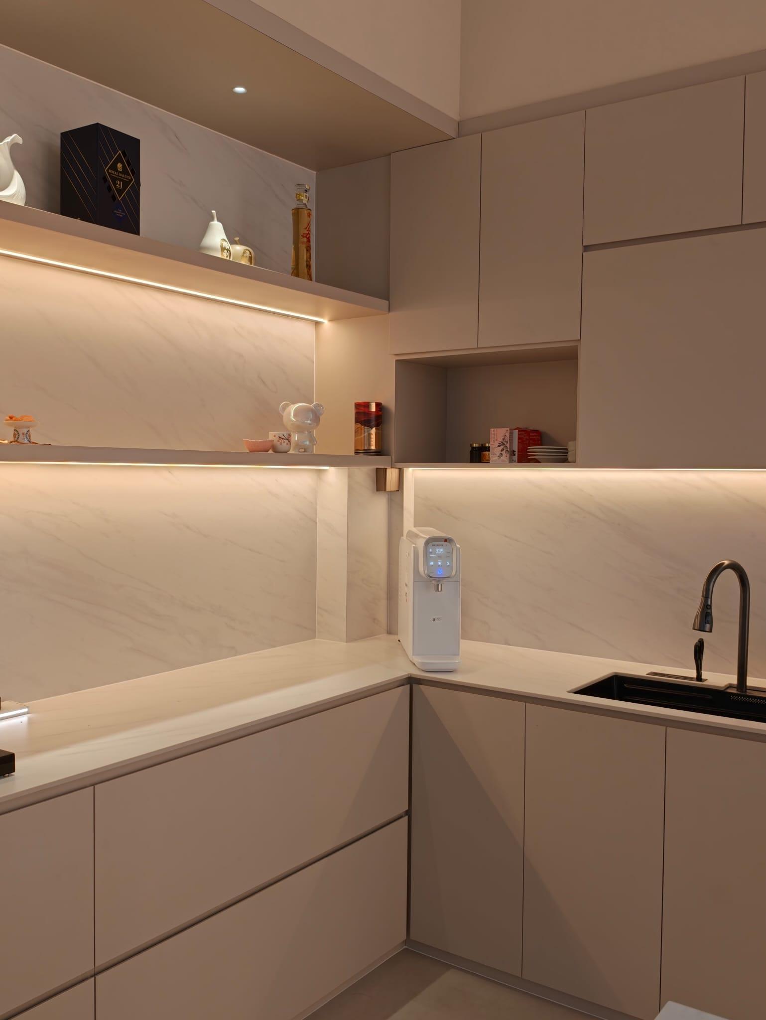 Minimalist Showroom with Kitchen Backsplash and Kitchen Cabinets