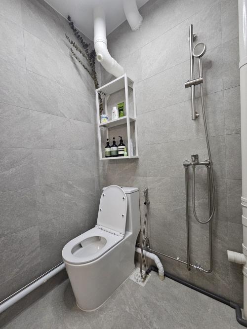 Minimalist Bathroom at Bt Batok West Ave 2