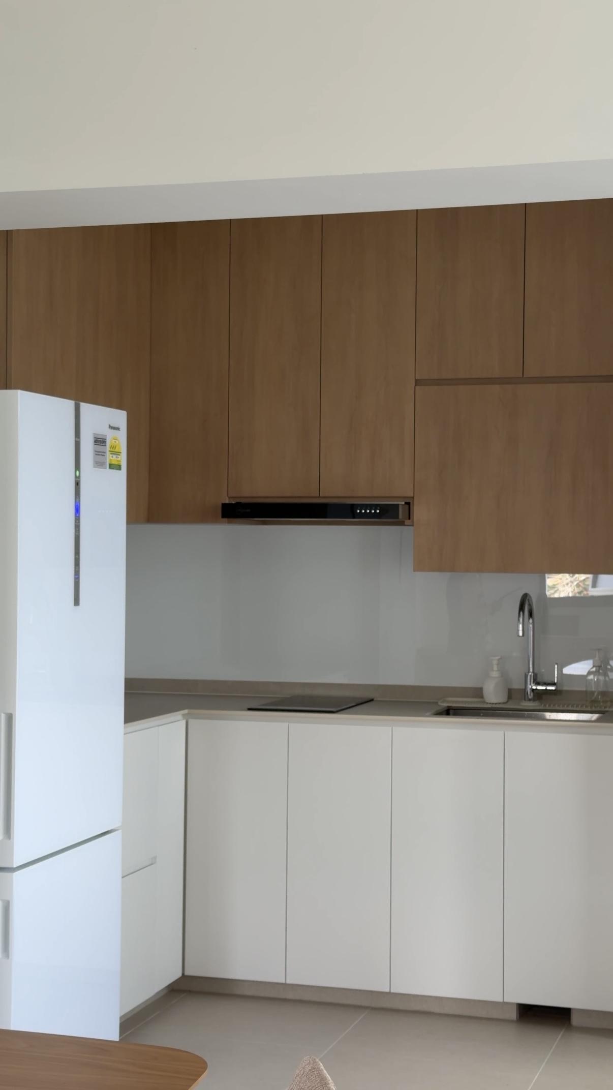 Minimalist Kitchen with Kitchen Tap and Kitchen Cabinets