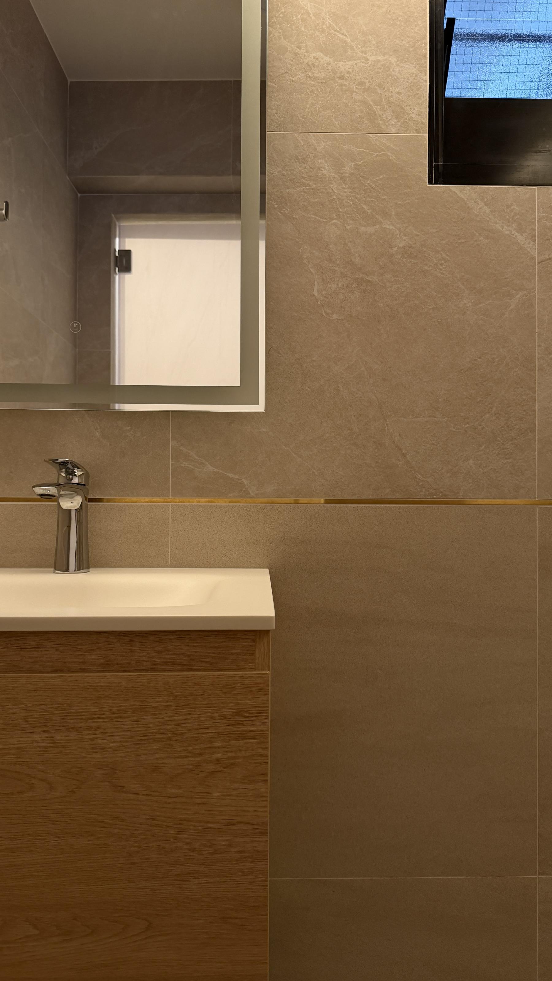 Modern Bathroom with Feature Wall and Mirror