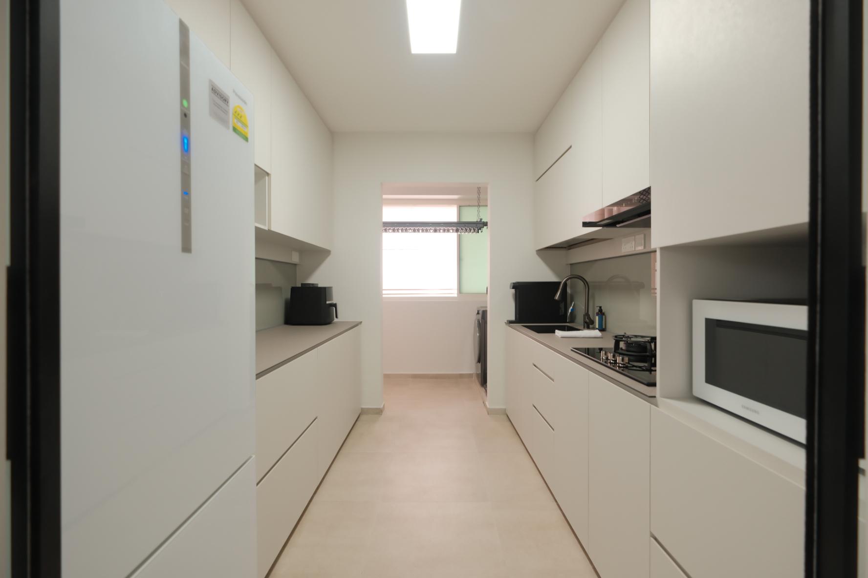 Minimalist Kitchen with Homogeneous Tiles and Kitchen Backsplash