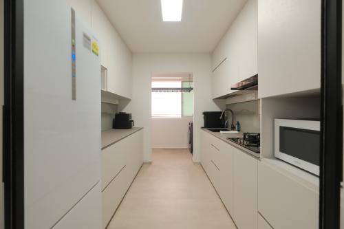Minimalist Kitchen at 617D Punggol Dr
