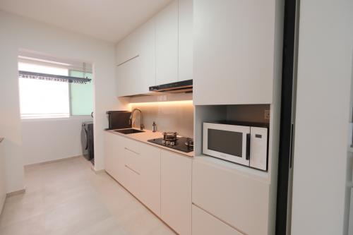 Minimalist Kitchen at 617D Punggol Dr