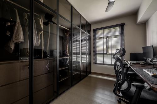 Modern Walk-in Wardrobe at Tampines GreenEmerald