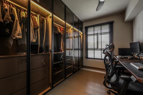 Modern Walk-in Wardrobe at Tampines GreenEmerald