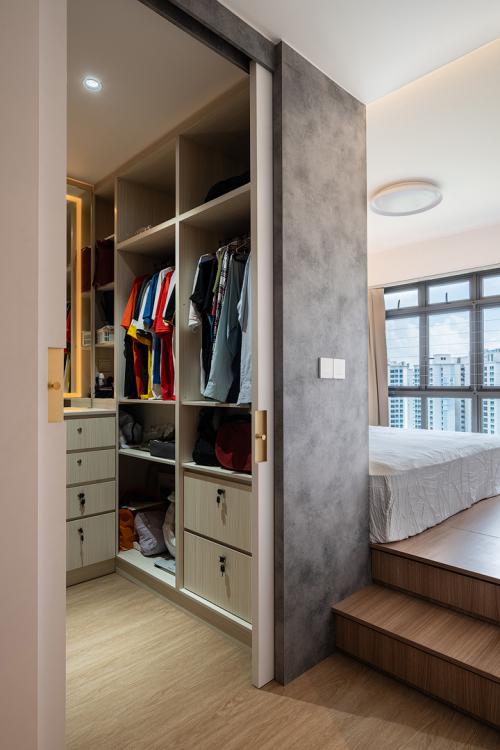 Modern Walk-in Wardrobe at 401E Fernvale