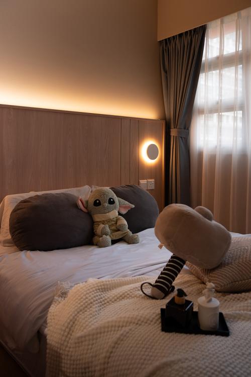Contemporary Bedroom at 443 Bukit Batok