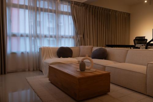 Contemporary Living Room at 443 Bukit Batok