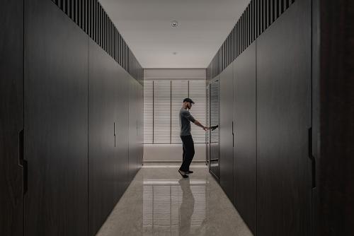 Modern Walk-in Wardrobe at Tampines GreenRidges