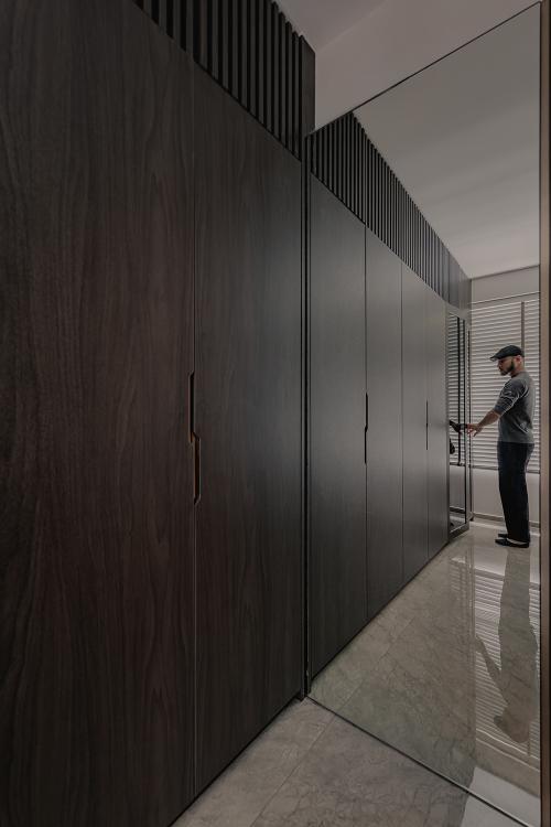 Modern Walk-in Wardrobe at Tampines GreenRidges