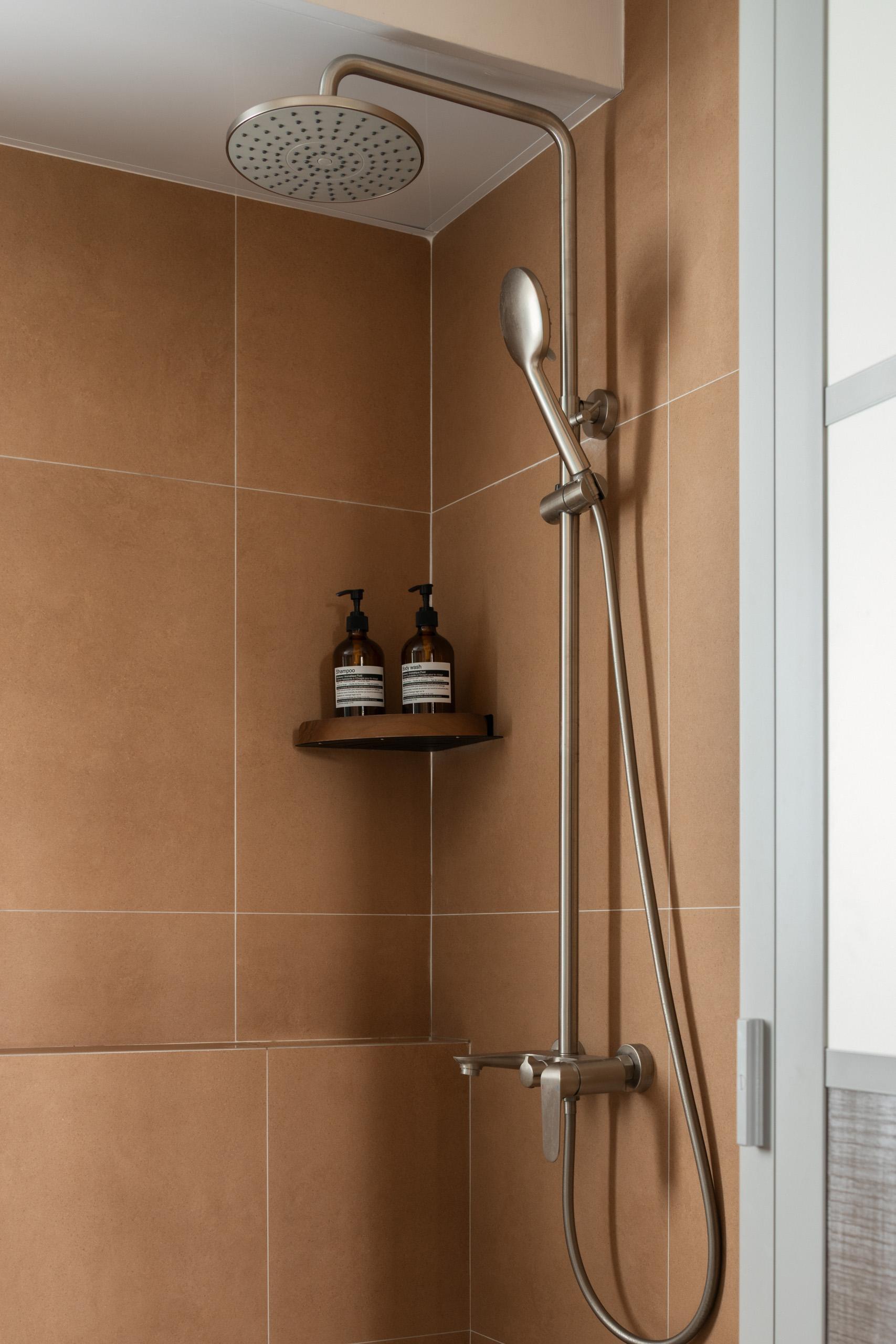 Eclectic Bathroom with Homogeneous Tiles and Rainshower
