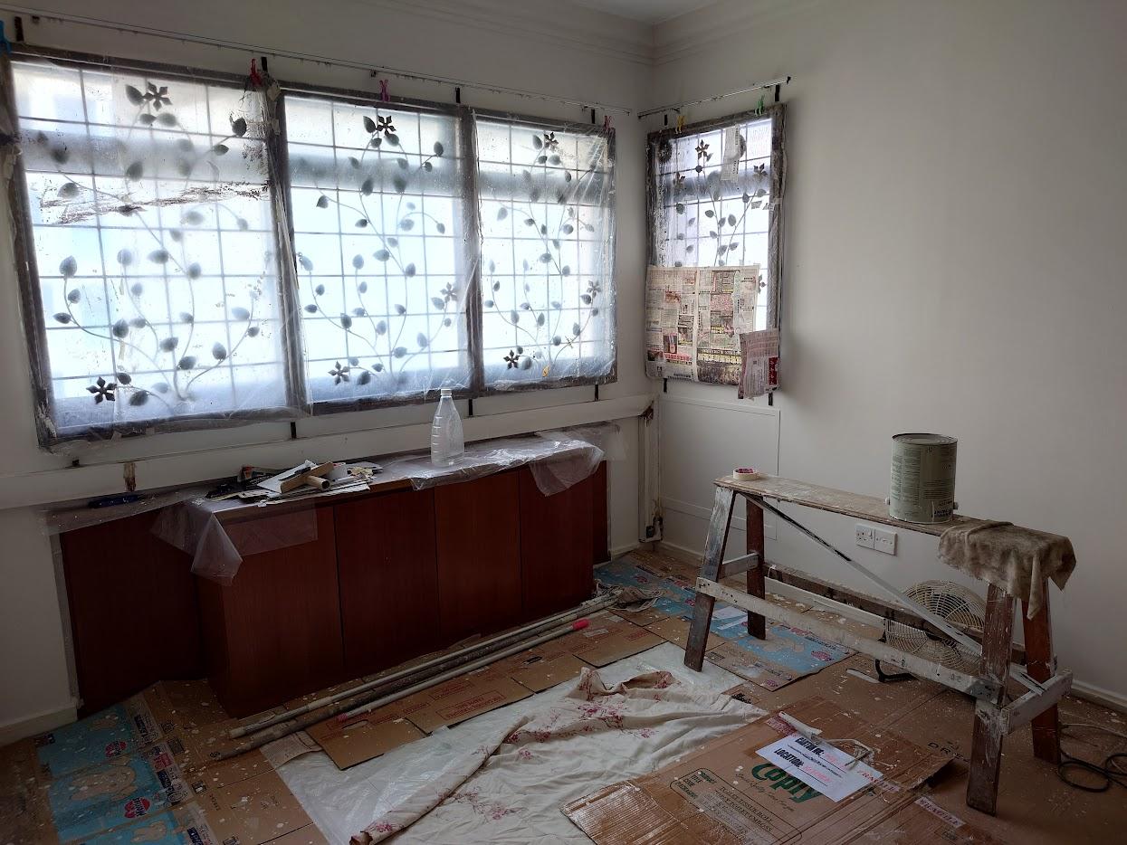 Asian Bedroom with Vinyl Flooring and Homogeneous Tiles