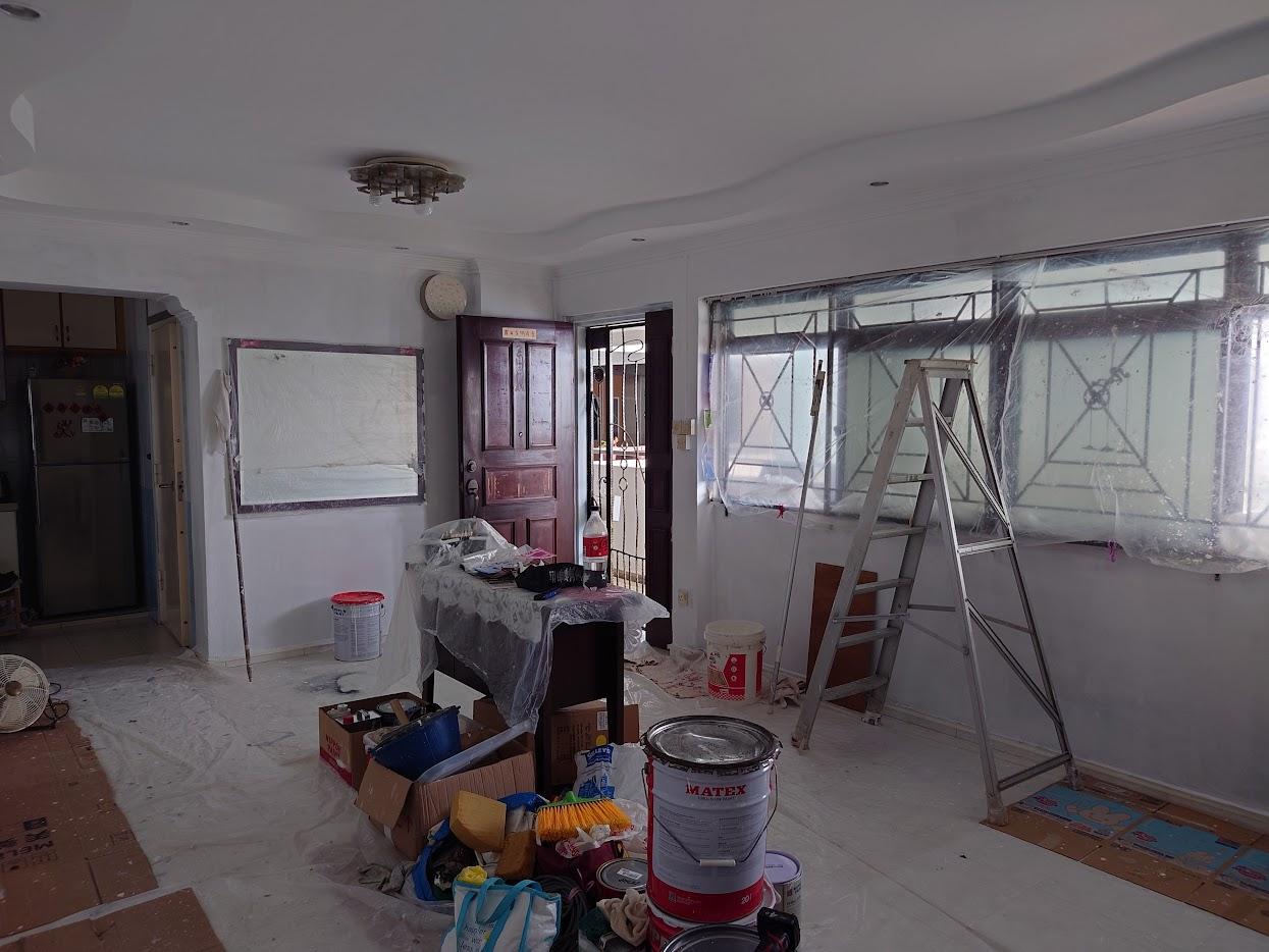 Asian Living Room with Vinyl Flooring and Homogeneous Tiles