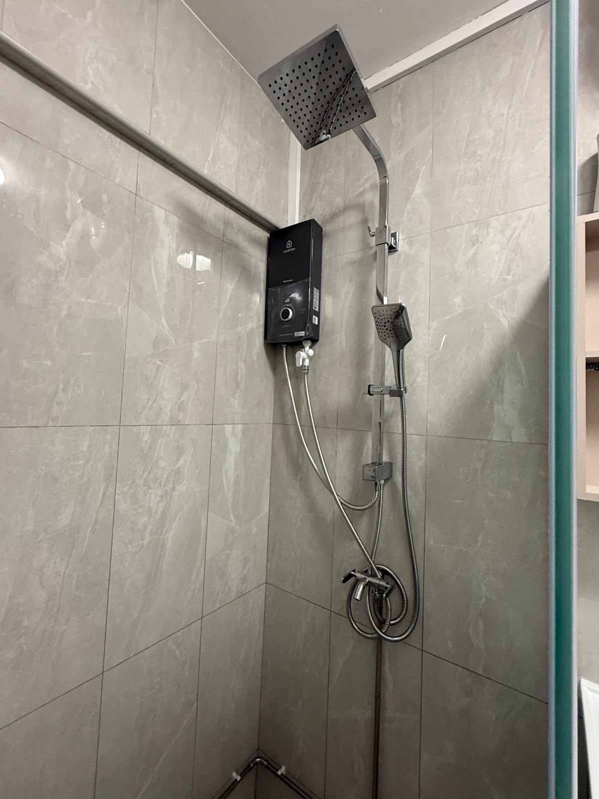 Modern Bathroom with Homogeneous Tiles and Shower Screen