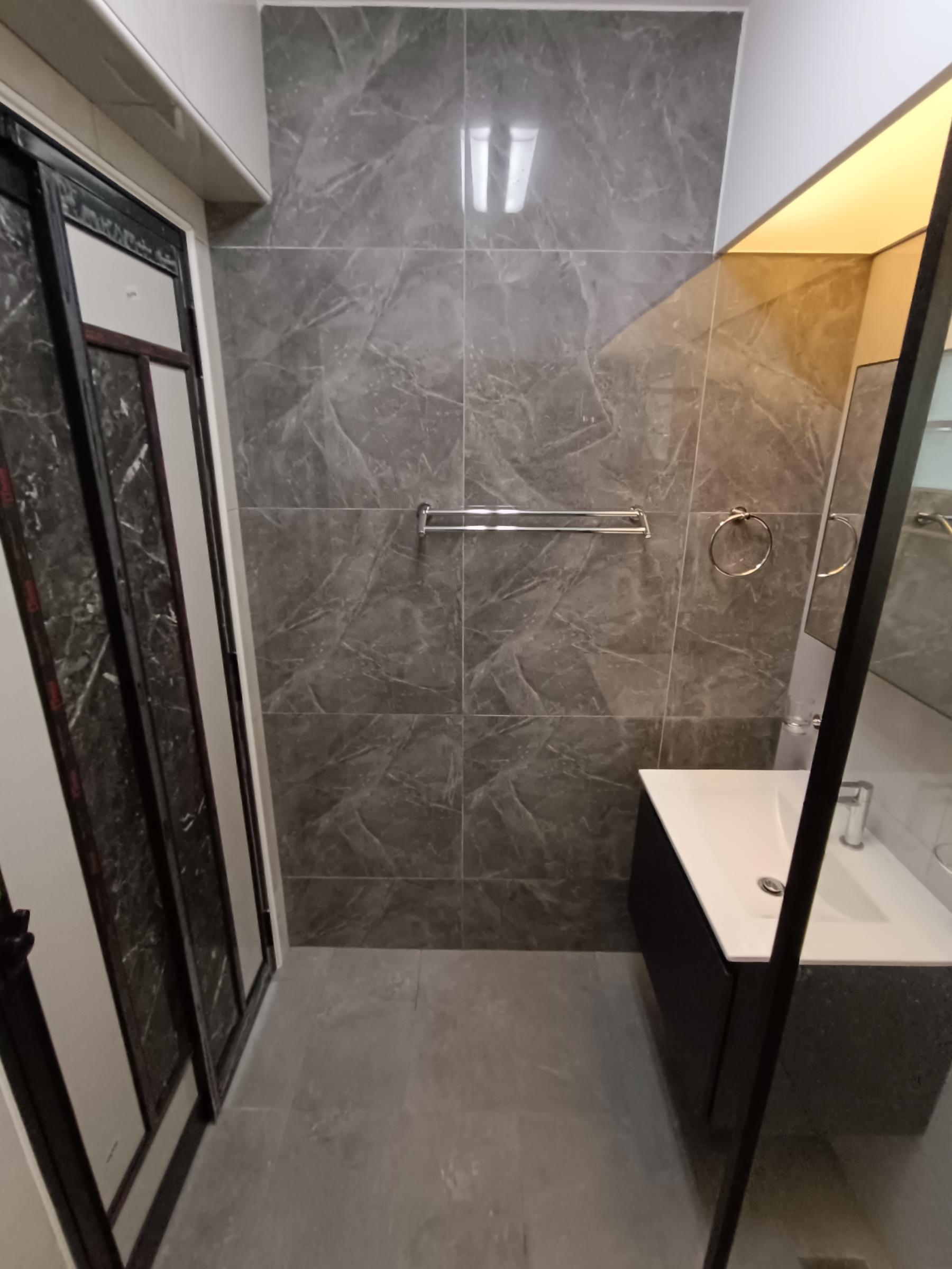 Contemporary Bathroom with Homogeneous Tiles and Mirror