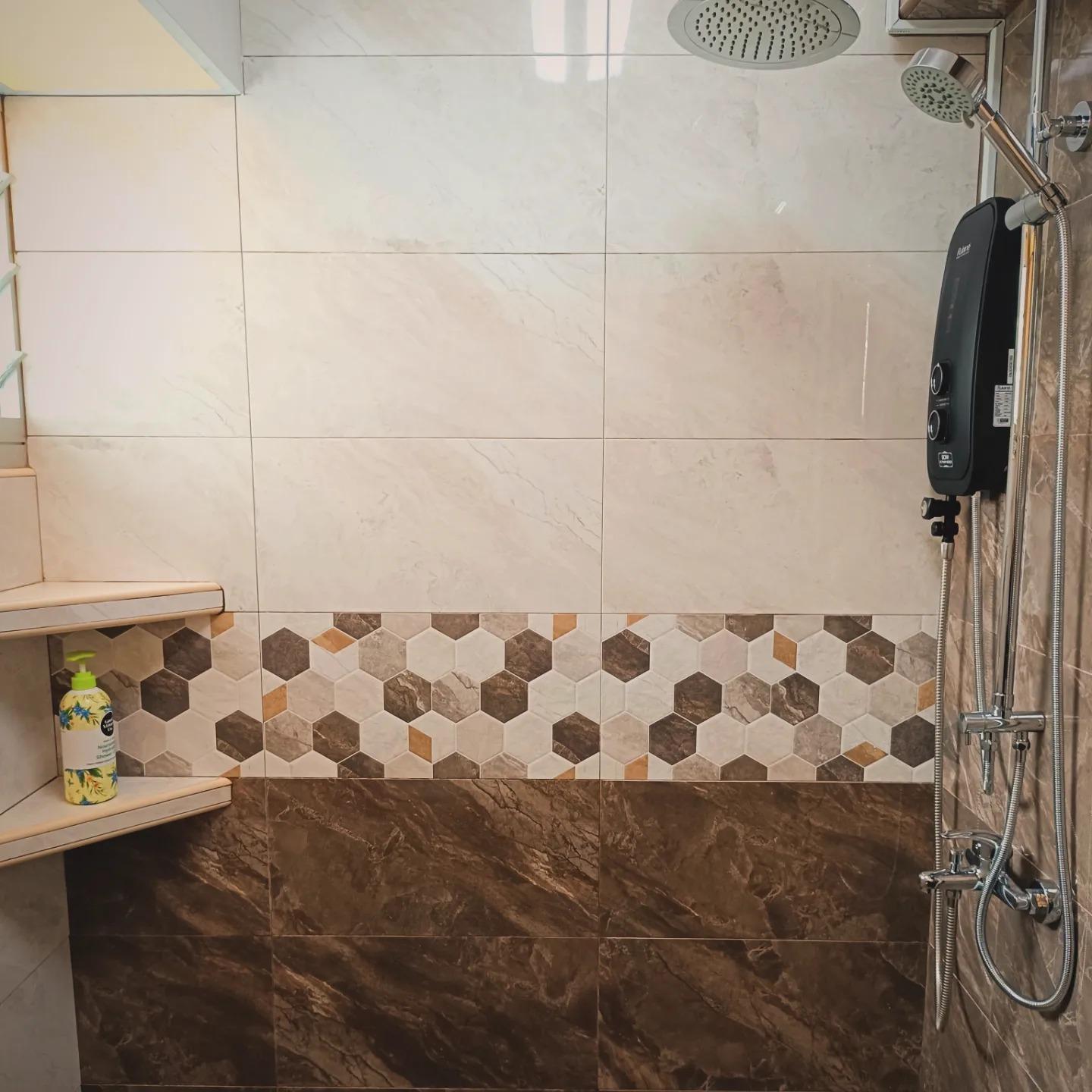 Contemporary Bathroom with Homogeneous Tiles and Rainshower