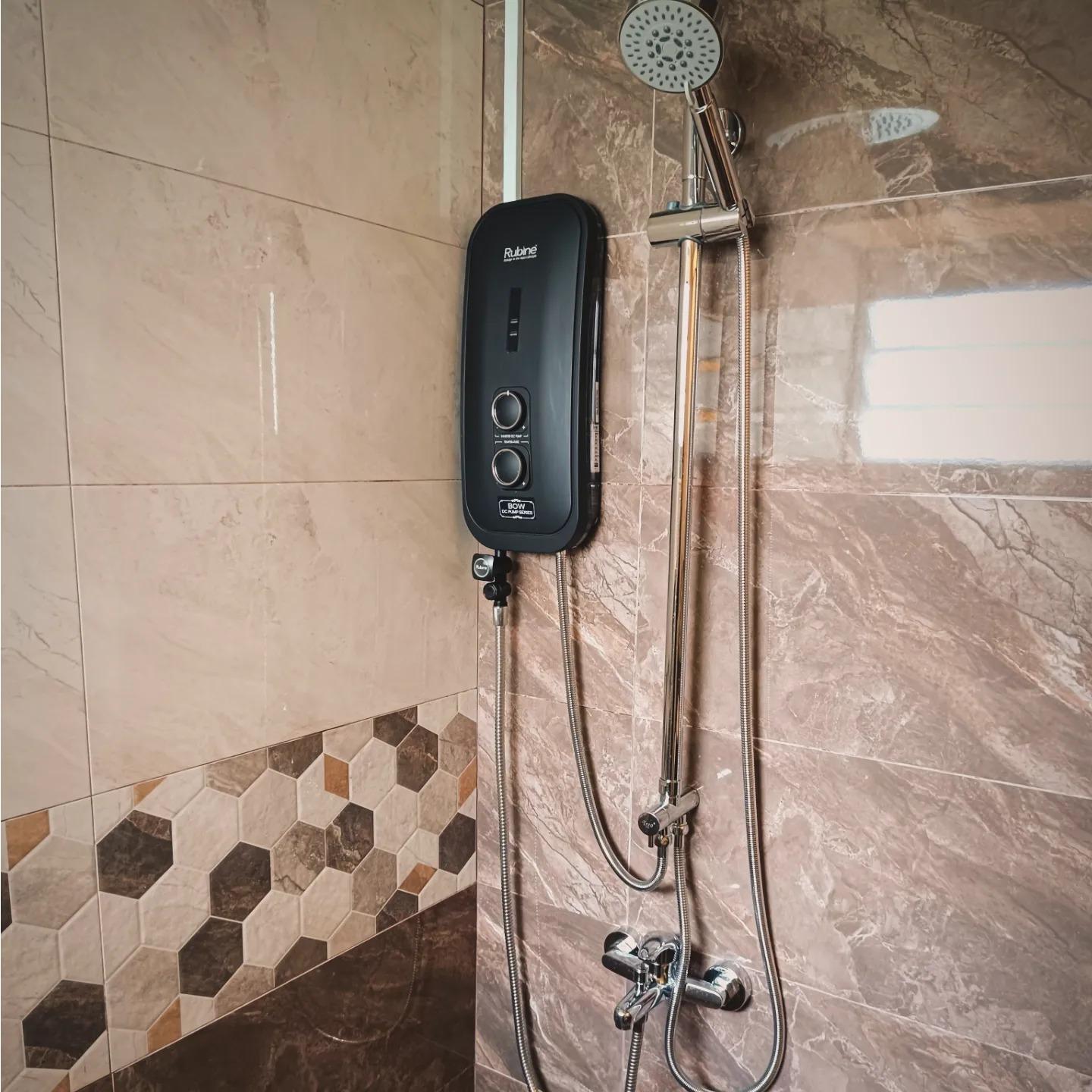 Contemporary Bathroom with Homogeneous Tiles and Mosaic
