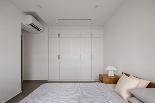 Minimalist Bedroom at Canberra Vista II