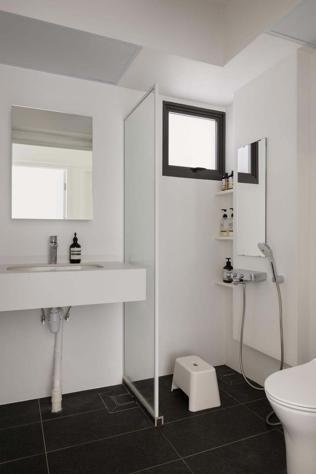 Minimalist Bathroom with Homogeneous Tiles and Mirror
