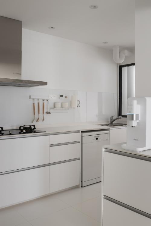 Minimalist Kitchen at Canberra Vista II