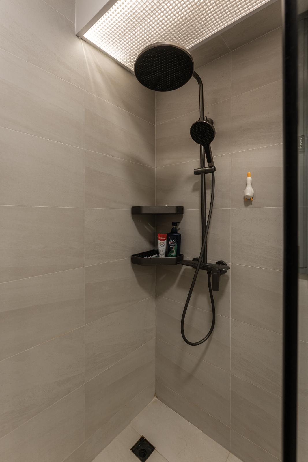 Contemporary Bathroom with Homogeneous Tiles and Bathroom Accessories