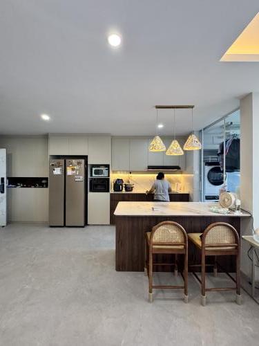 Contemporary Kitchen at Sherwood Condominium