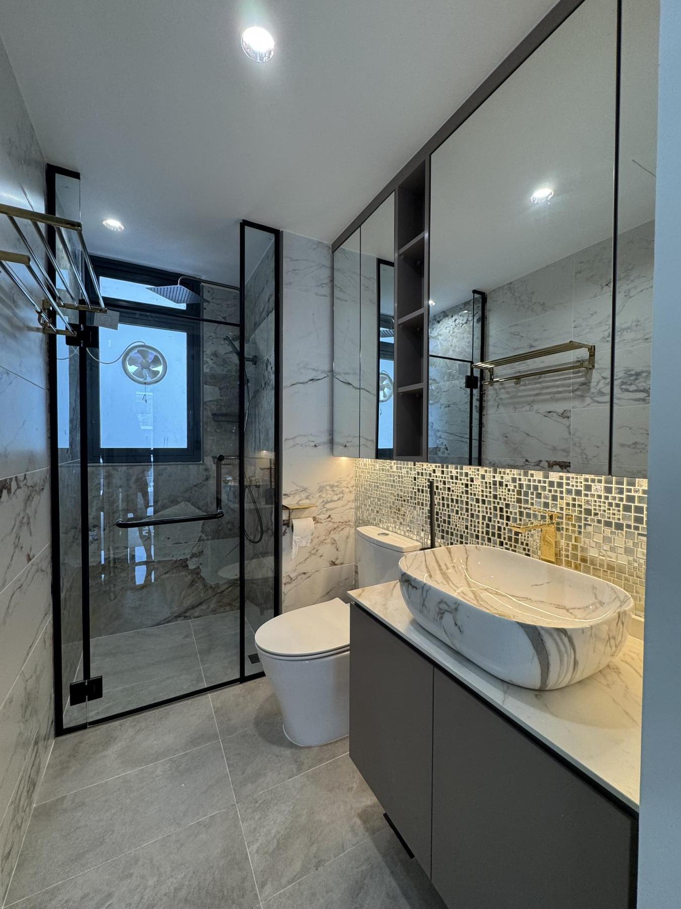 Modern Bathroom with Countertop and Homogeneous Tiles