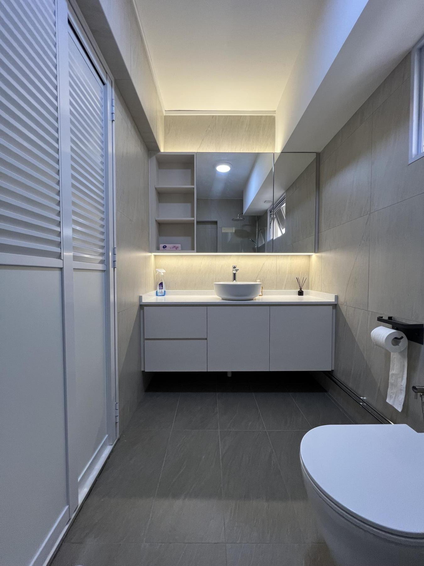 Minimalist Bathroom with Homogeneous Tiles and Mirror