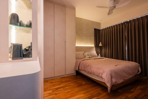 Modern Bedroom at 476B Upper Serangoon View