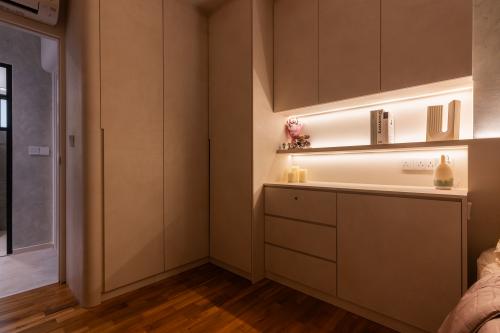 Modern Bedroom at 476B Upper Serangoon View