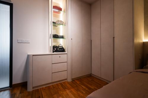 Modern Bedroom at 476B Upper Serangoon View