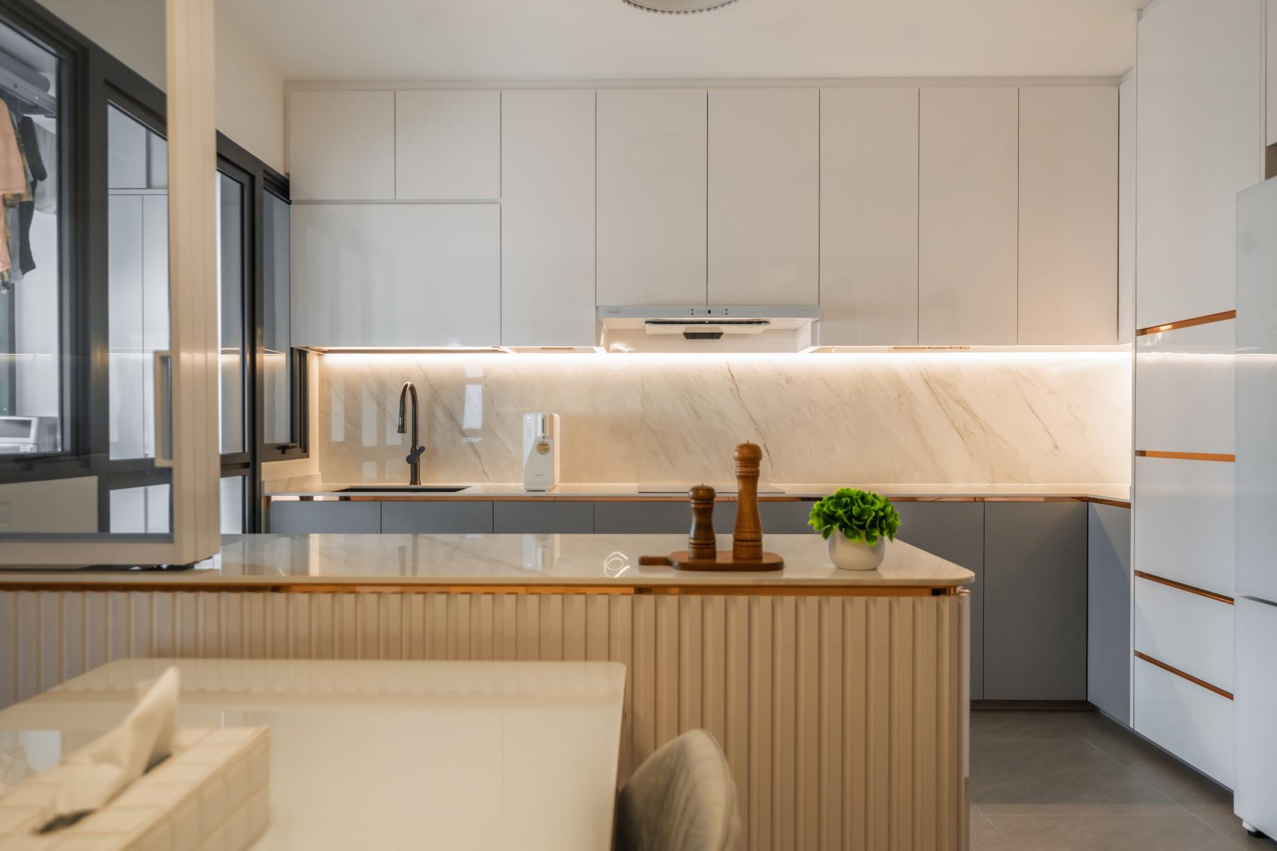 Contemporary Kitchen with Open Kitchen and Breakfast Counter