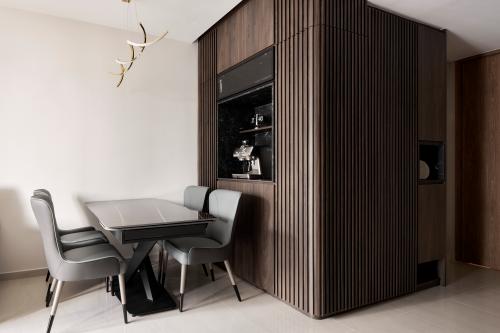 Modern Dining Room at North Gaia