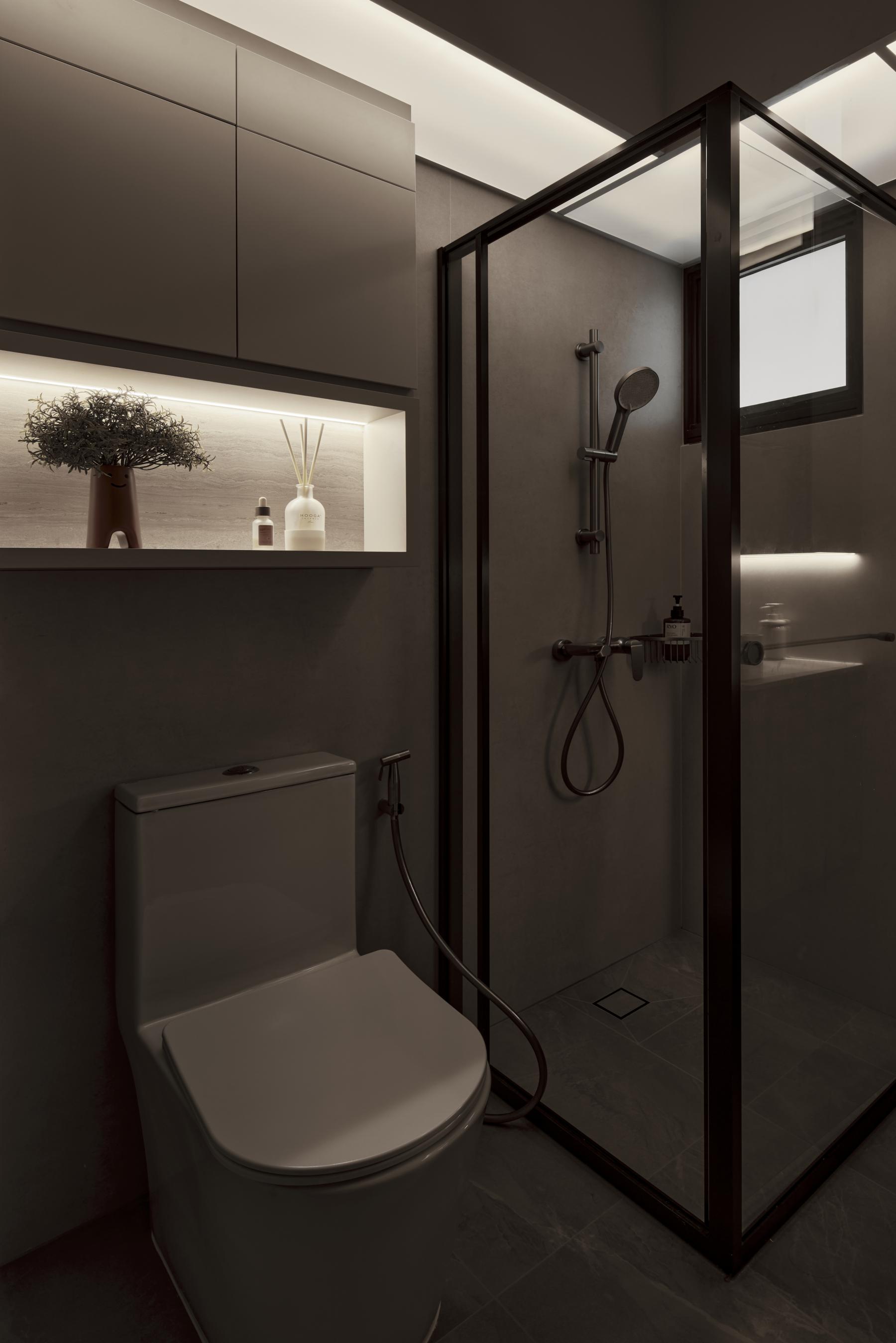 Contemporary Bathroom with Rainshower and Bathroom Accessories
