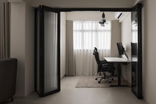 Contemporary Office at Toa Payoh Ridge