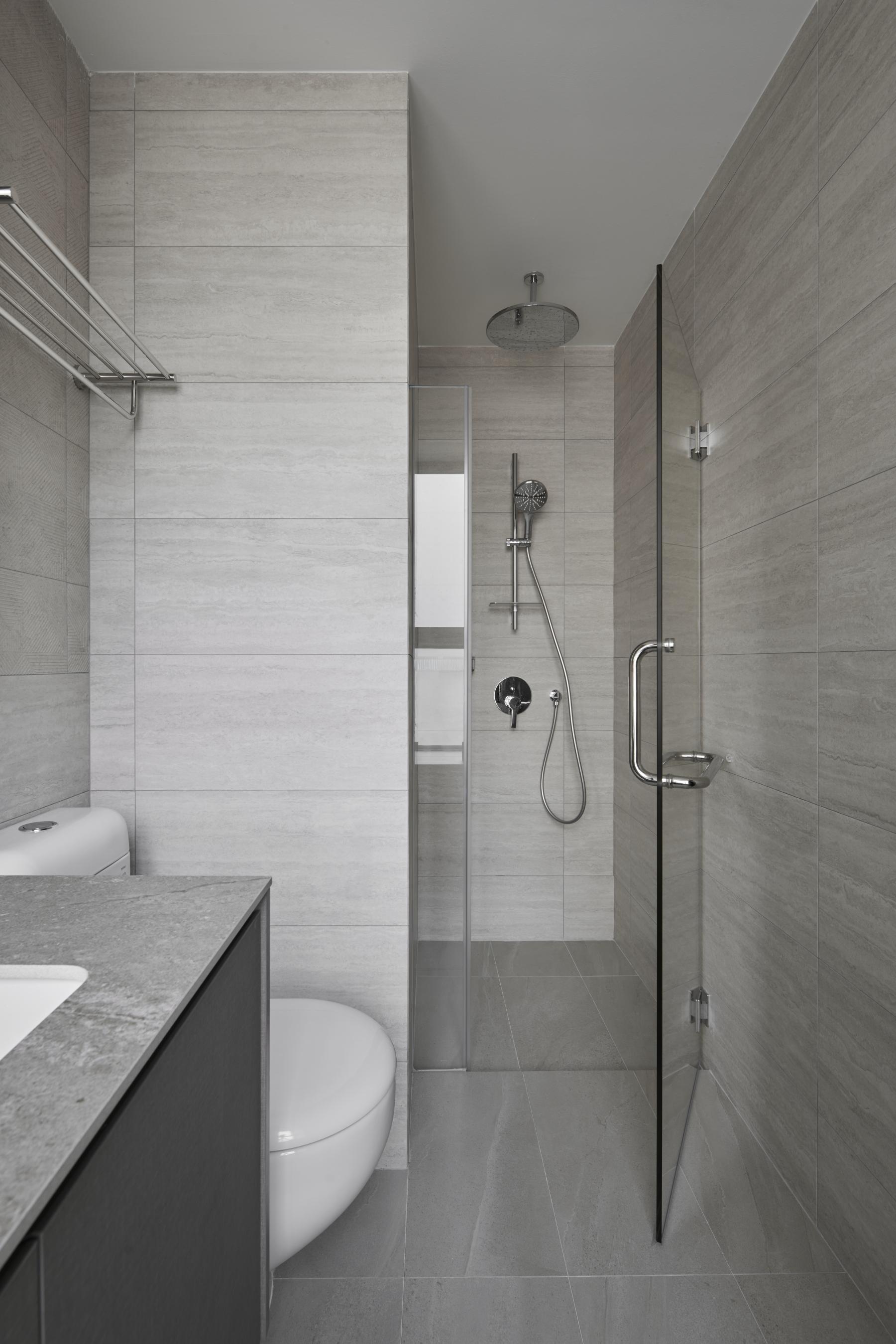 Contemporary Bathroom with Mirror and Rainshower