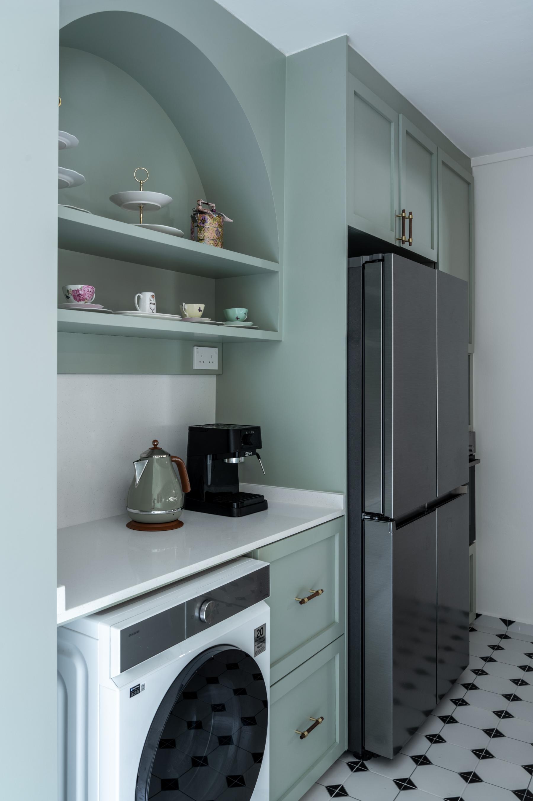 Modern Kitchen with Kitchen Tap and Kitchen Cabinets