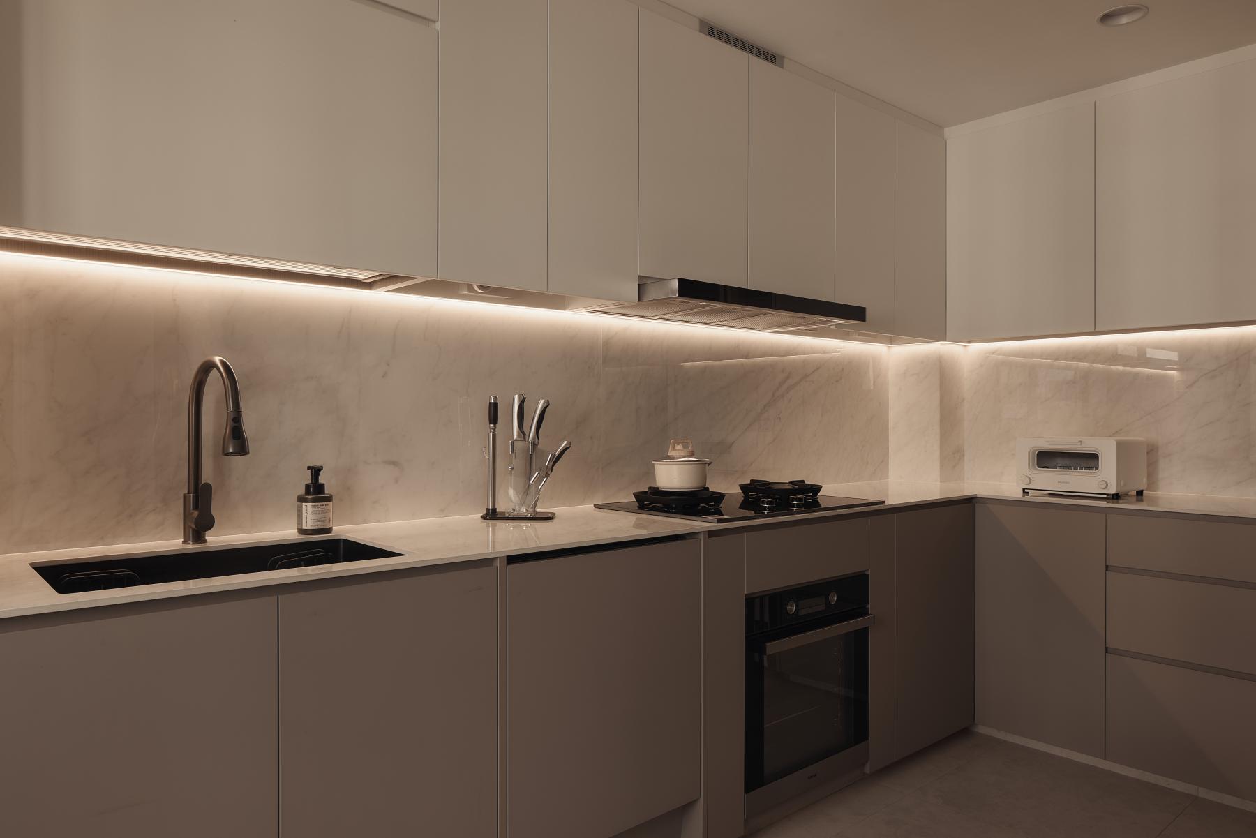 Modern Kitchen with Kitchen Tap and Kitchen Cabinets