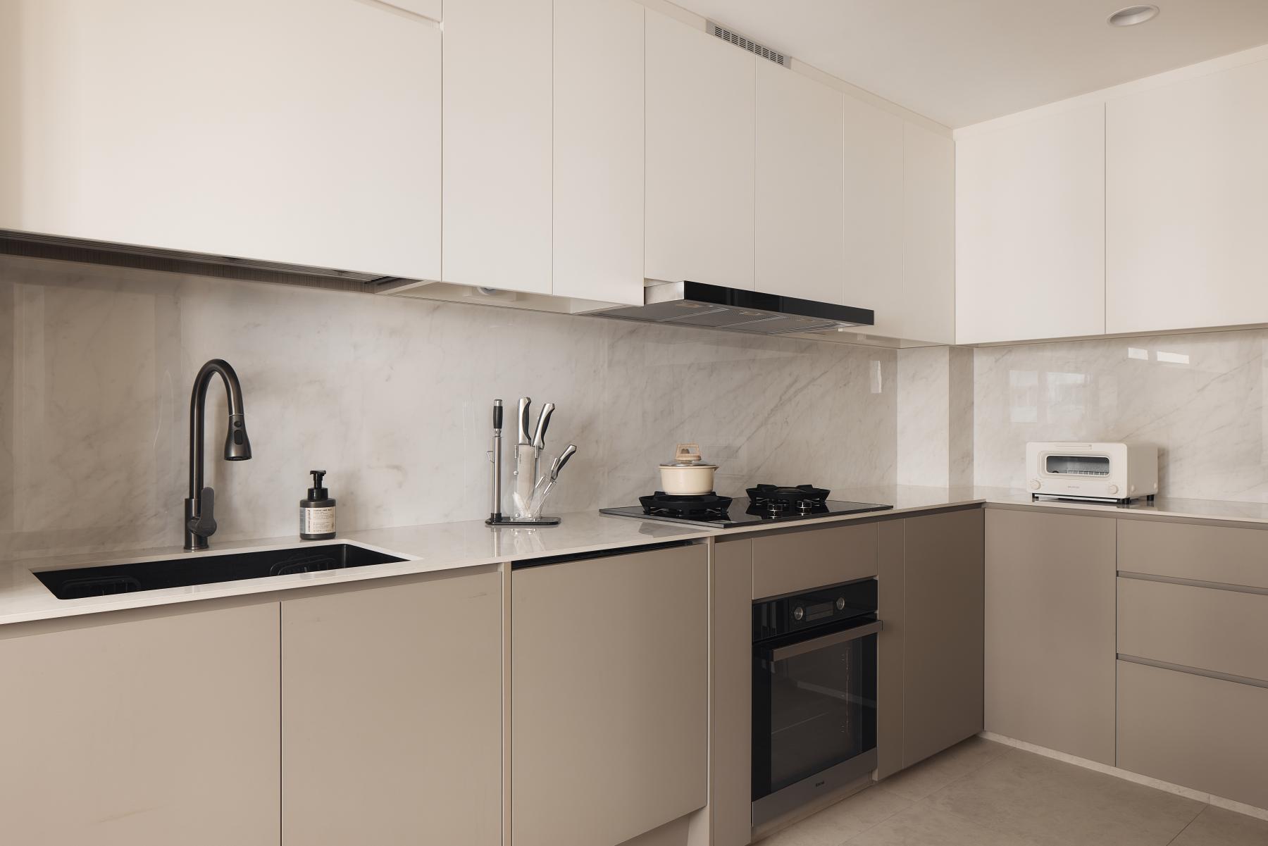 Modern Kitchen with Kitchen Tap and Kitchen Cabinets