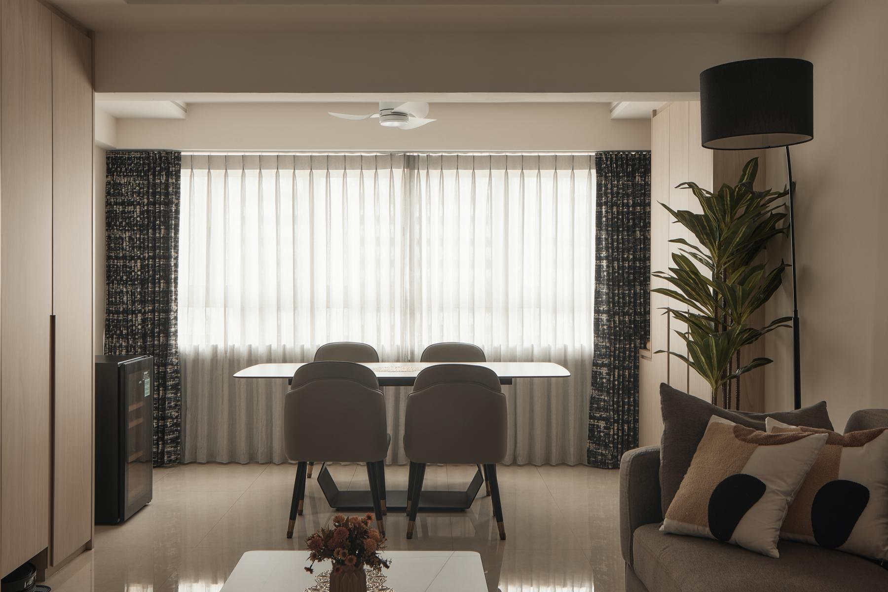 Modern Dining Room with Dining Table and Dining Chairs