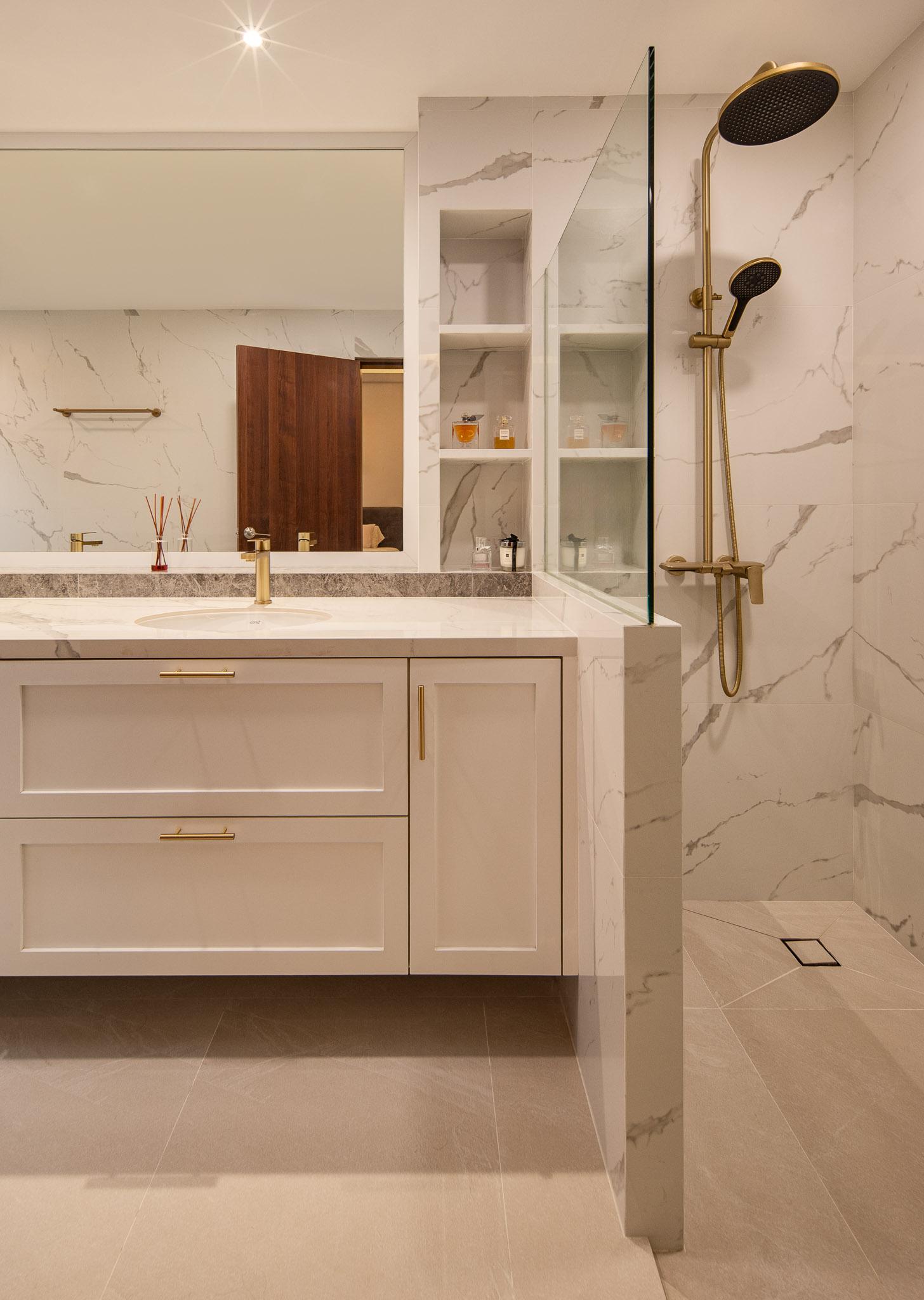 Country Bathroom with Homogeneous Tiles and Mirror