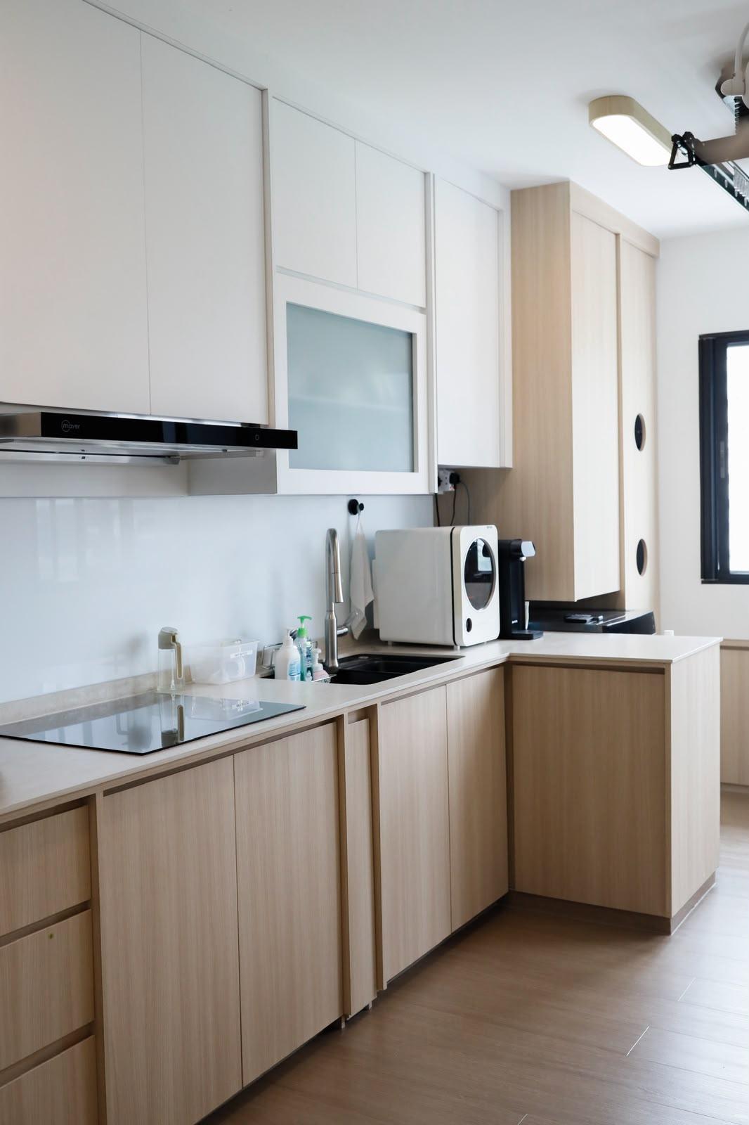 Contemporary Kitchen with Countertop and Vinyl Flooring