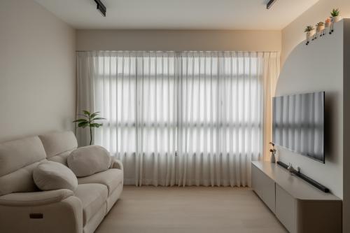 Minimalist Living Room at 441C Bukit Batok West Ave 8