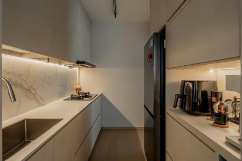 Minimalist Kitchen at 441C Bukit Batok West Ave 8