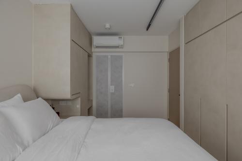 Minimalist Bedroom at 441C Bukit Batok West Ave 8