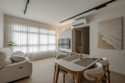 Minimalist Living Room at 441C Bukit Batok West Ave 8