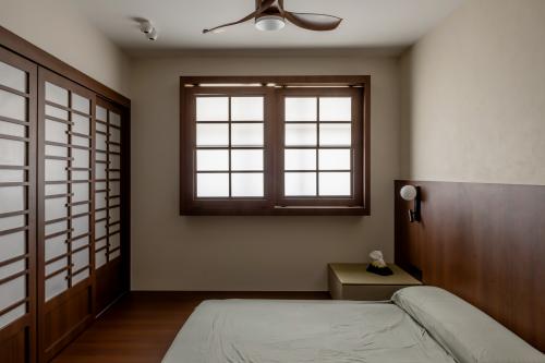 Contemporary Bedroom at 95A Circuit Road