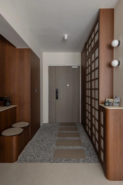 Contemporary Entryway at 95A Circuit Road
